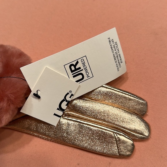 UGG glove. Size large but fit more like Medium and a half. - Picture 8 of 8